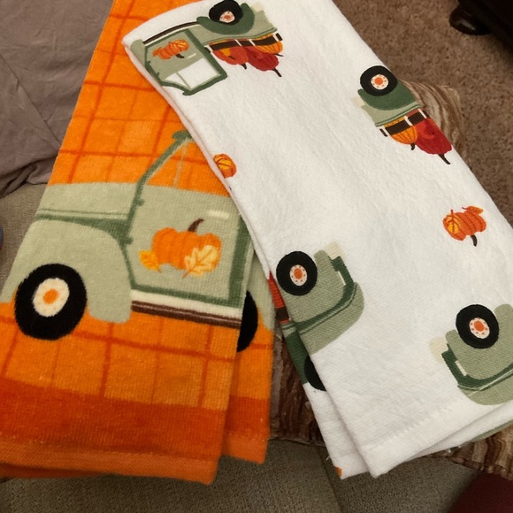 Fall Antique Pickup Autumn Leaves, Pumpkin, Kitchen Towels, Adorable Set of 2 - Picture 7 of 7